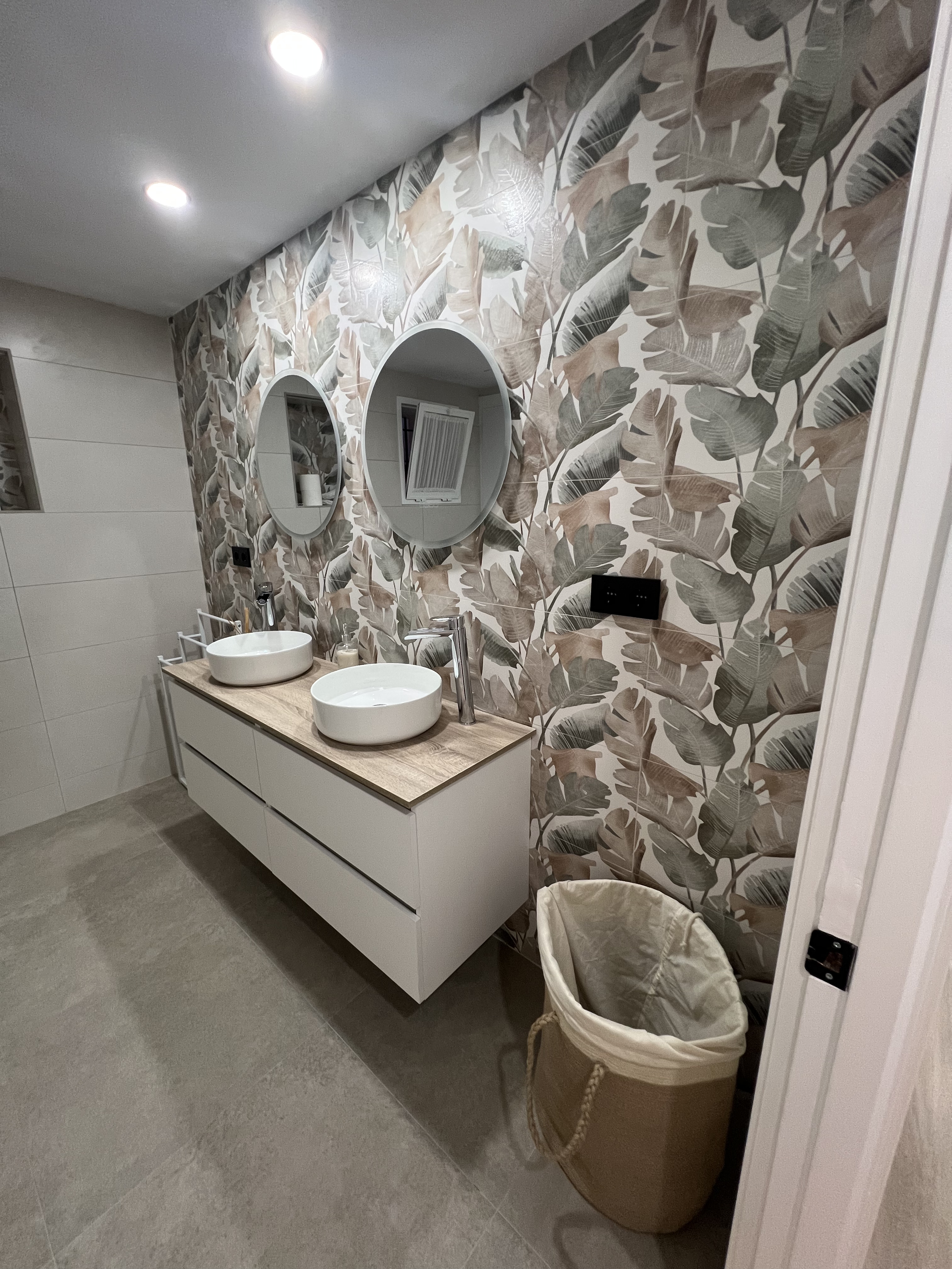 Baño doble lavabo