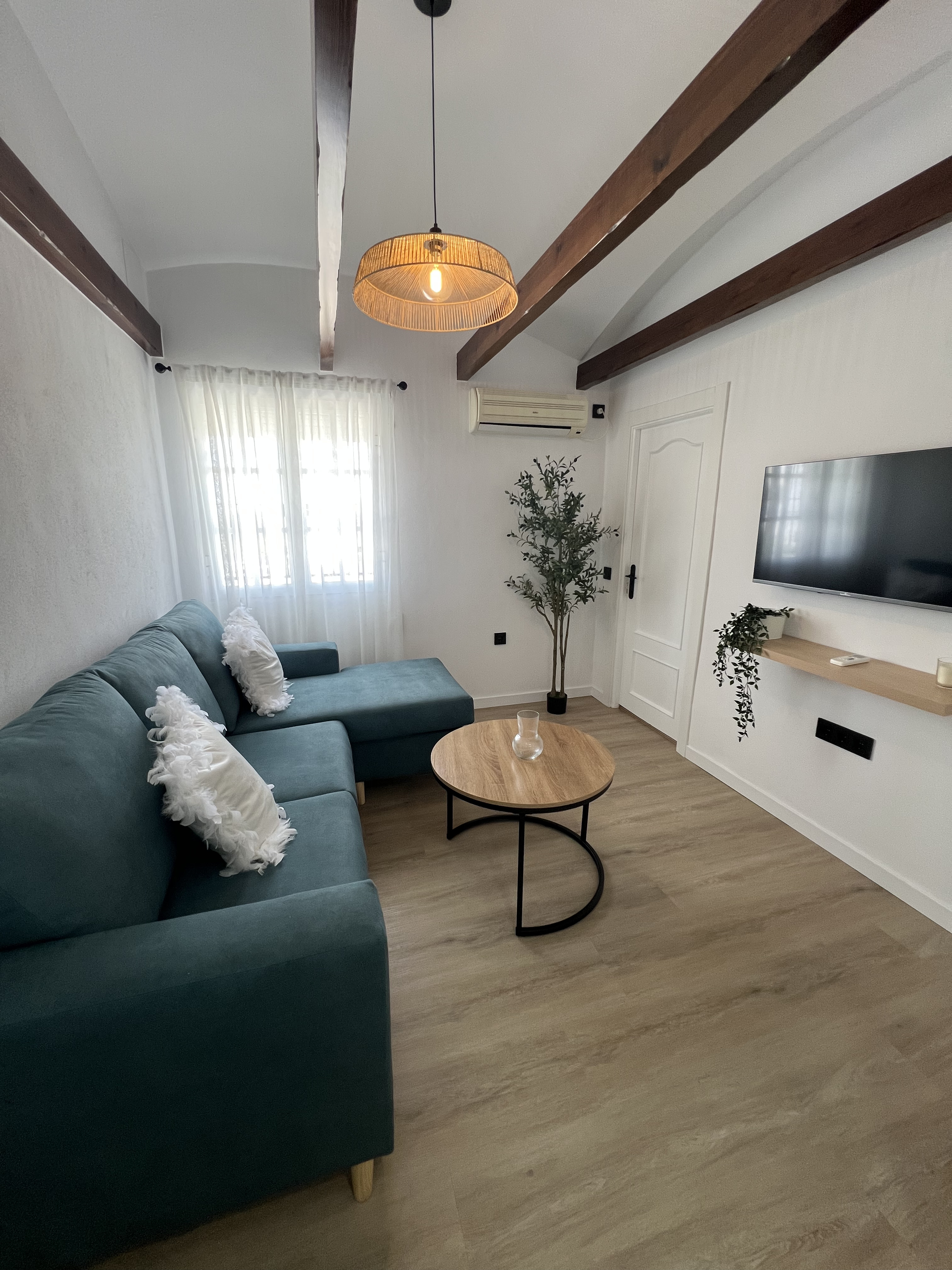 Salón con vigas de madera